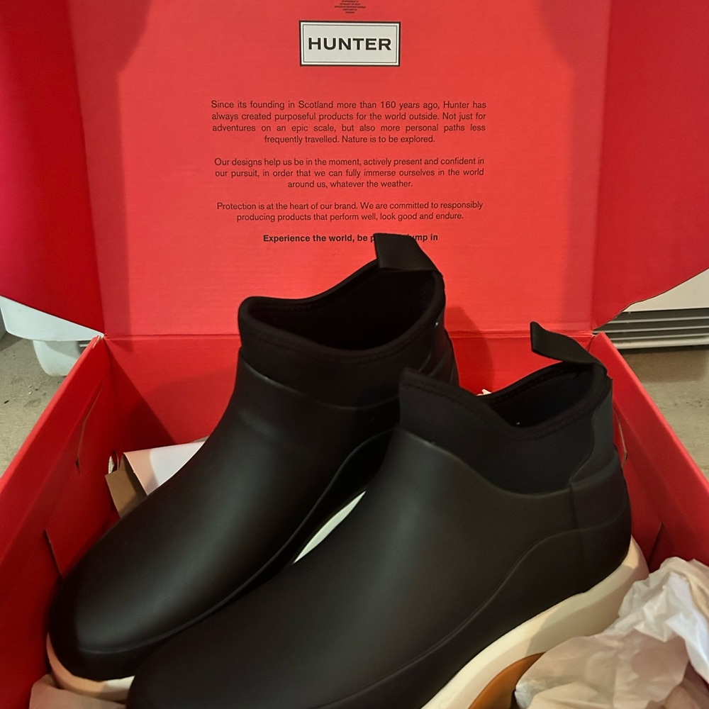 BNWT Hunter rain boots, women’s size 9 in black!